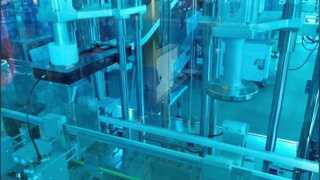 Bouchonneuse linéaire automatique avec élévateur