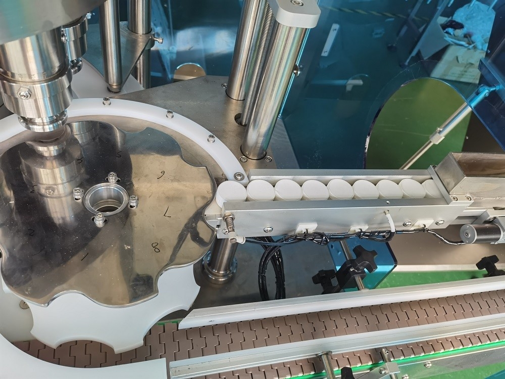 Type rotatoire de capsulage automatique en plastique grande vitesse de machine de bouteille d'huile 8000BPH