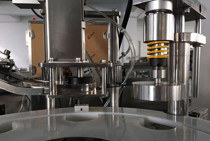 Type rotatoire automatique machine de capsulage SS304 2000bph de bouteille en verre