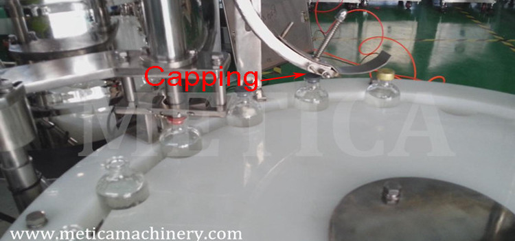 Machine de remplissage de plafond entièrement automatique à monobloc Servo-moteur de précision entraîné 99% de taux de plafond