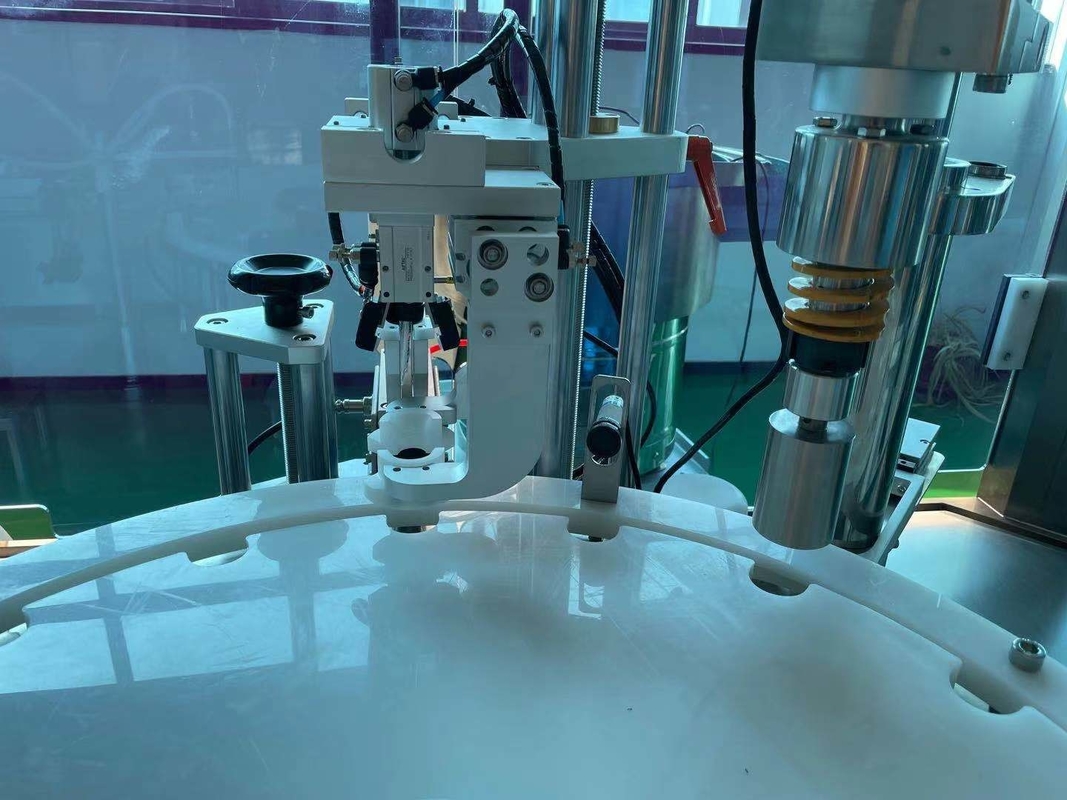 Machine de remplissage/couverture réglable en tension de 10 ml à 100 ml pour des applications de précision