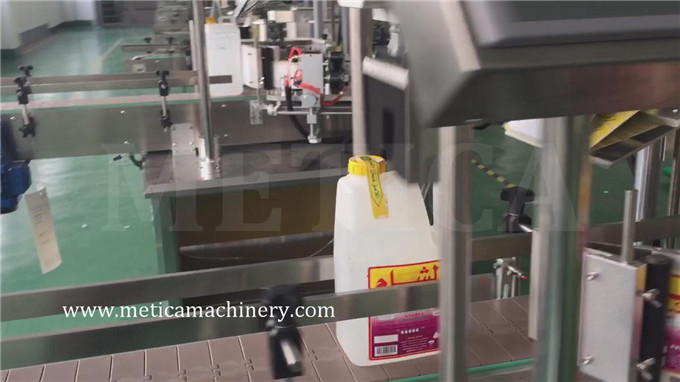 Machine automatique d'étiquetage de bouteilles pour étiquettes adhésives avec une précision de précision et un entretien facile