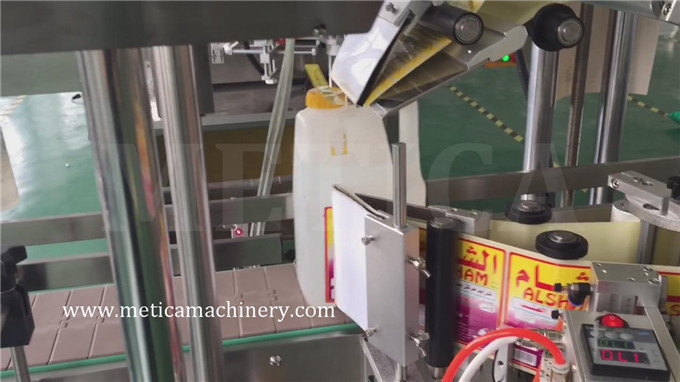 Machine automatique d'étiquetage de bouteilles pour étiquettes adhésives avec une précision de précision et un entretien facile