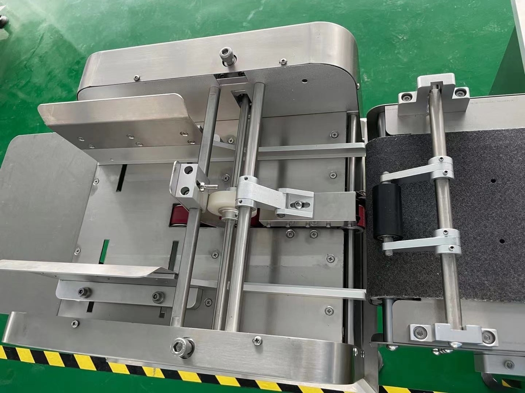 Machine automatique d'étiquetage de sacs en papier plastique pour bouteilles avec une précision de maintenance facile 1000-3000 BPH