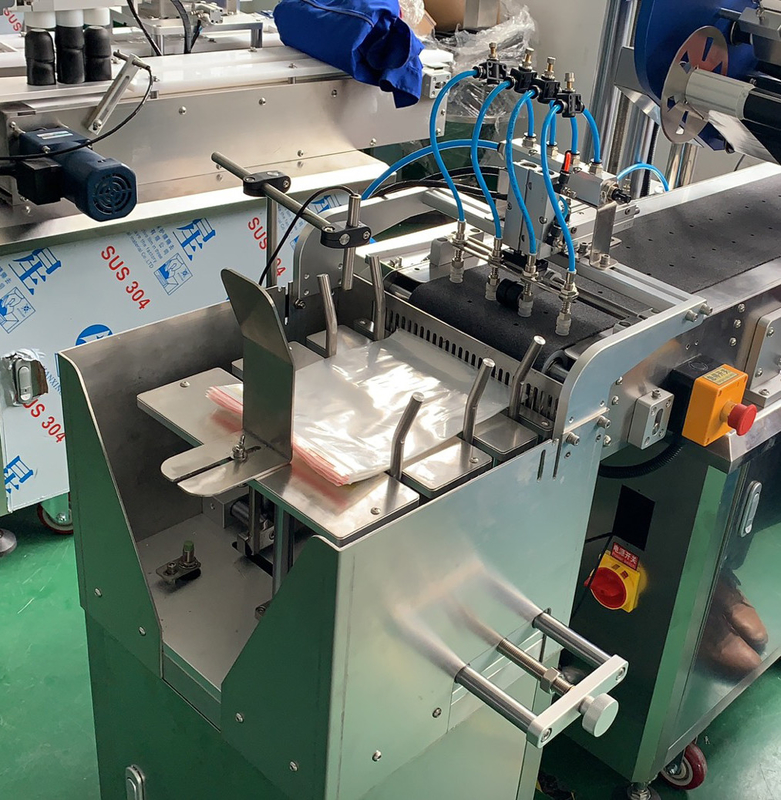 Machine automatique d'étiquetage de sacs en papier plastique pour bouteilles avec une précision de maintenance facile 1000-3000 BPH