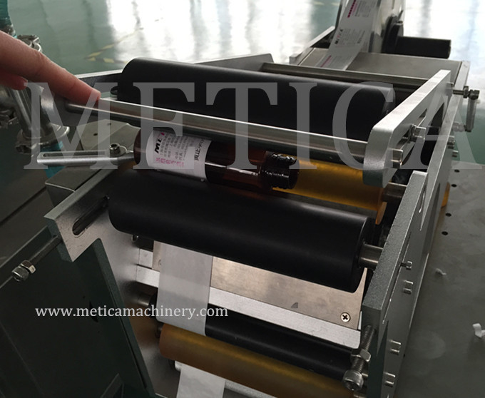Machine d'étiquetage de bouteilles à faible coût semi-automatique Étiquette en papier plastique métallique de type 500-1000 BPH Capacité