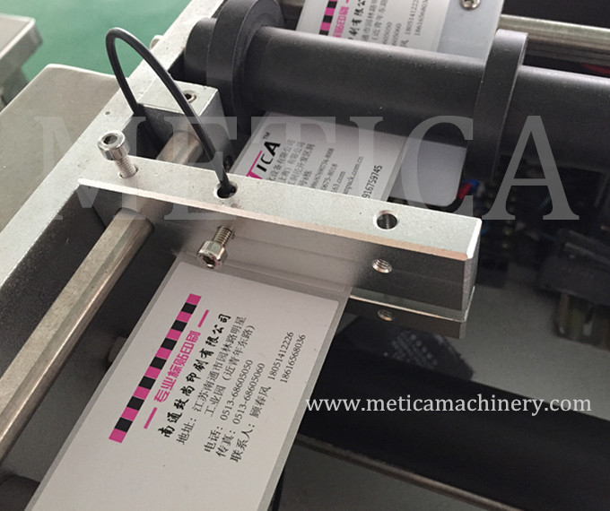 Machine d'étiquetage de bouteilles à faible coût semi-automatique Étiquette en papier plastique métallique de type 500-1000 BPH Capacité