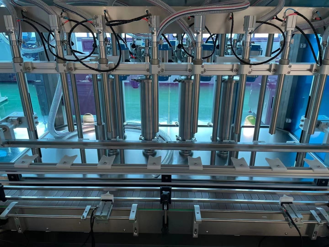 Machine automatique de remplissage de bouteilles de sauce de 500 kg avec système de contrôle PLC et remplissage au piston entraîné par un servomoteur