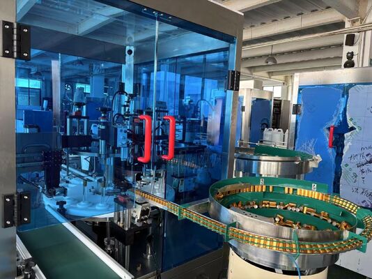 Machine de remplissage de bouteilles de parfums de précision