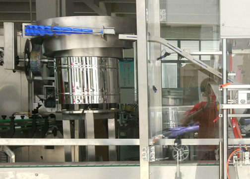 Type linéaire machine de capsulage 600BPH de bouteille de vis avec l'écran tactile
